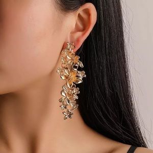 Ella Elegant Gold Floral Drop Earrings 🎁 BUNDLE EARRINGS - 3/$30 OR 5/$55 🎁